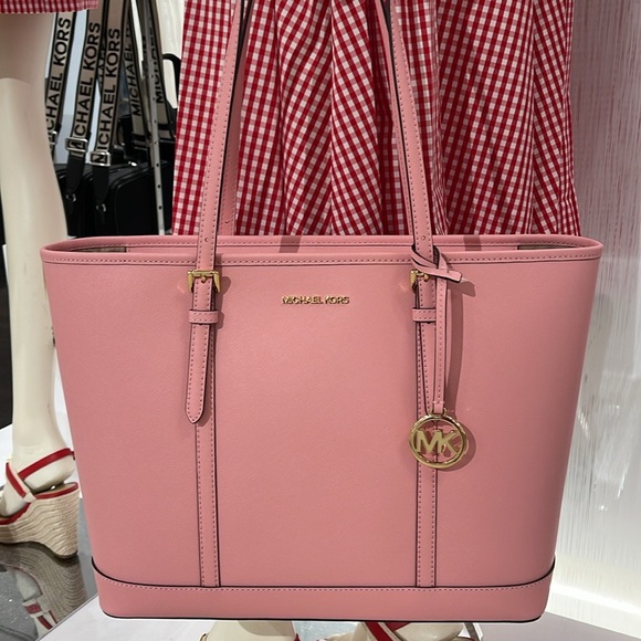 MICHAEL KORS
Jet Set Travel Lg Top Zip Shoulder Tote Saffiano Leather
Carnation - Picture 13 of 16